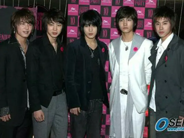 「東方神起」左からジュンス（現「JYJ」）、ユチョン（現「JYJ」）、ジェジュン（現「JYJ」）、チャンミン（現「東方神起」）、ユンホ（現「東方神起」）