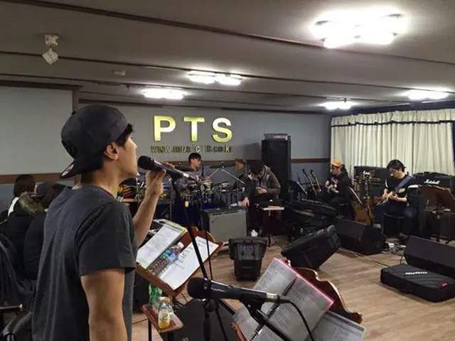 人気グループ「SHINHWA」のキム・ドンワンが、コンサートのリハーサル写真を公開し、年末のコンサートへの期待を高めた。（提供:OSEN）