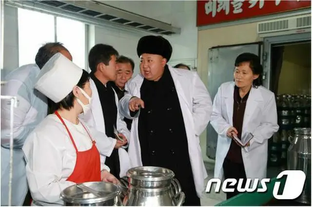 北朝鮮の金正恩（キム・ジョンウン）第1書記が子ども用の豆乳と粉ミルクを生産する平壌（ピョンヤン）子ども食料品工場を現地指導したと16日、朝鮮中央通信が報じた。（提供:news1）