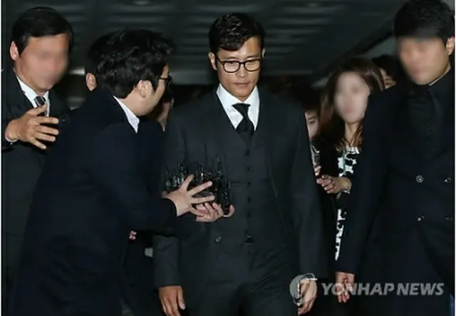 １１月２４日、ソウル中央地裁に証人出廷したイさん＝（聯合ニュース）