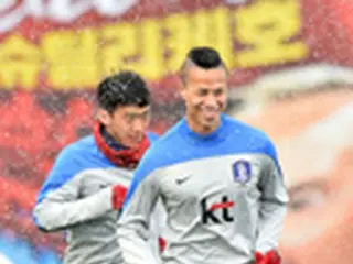 韓国サッカー・アジアカップ代表候補が済州島で合宿中「雪の中でも練習は楽しく」