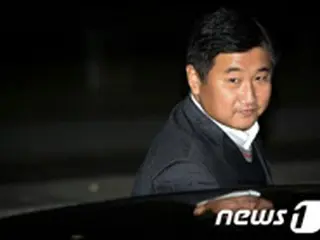 大統領府文書流出疑惑の警察官、朴大統領弟の「尾行報告書」を作成