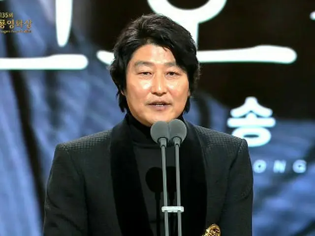17日、韓国・世宗文化会館で開催された「第35回青龍映画賞」授賞式で、俳優ソン・ガンホが、映画「弁護人」で男優主演賞を受賞した。（提供:OSEN）