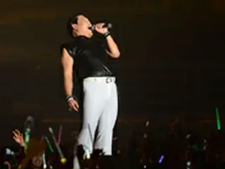 PSY、コンサート一曲目から観客を総立ちに！