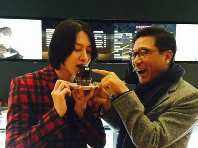 人気グループ「SUPER JUNIOR」のヒチョル(左)が、所属事務所SMエンタテインメントのイ・スマンプロデューサー(右)との仲睦まじい姿を公開した。(「SUPER JUNIOR」ヒチョルのInstagramより / 提供:OSEN)