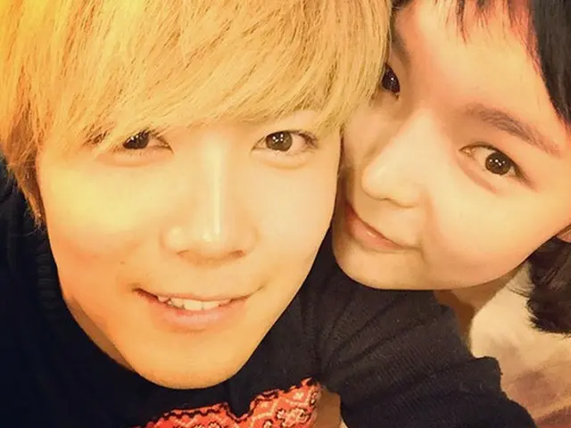 韓国男性バンド「FTISLAND」イ・ホンギと女優パク・チンジュが仲睦まじい密着写真が話題を集めている。（提供:OSEN）
