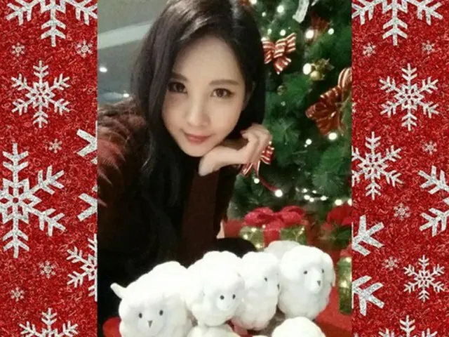 人気グループ「少女時代」のソヒョンが、クリスマスツリーの前で輝く美貌を公開した。（ソヒョンのInstagramより / 提供:OSEN）