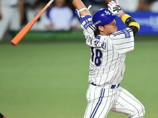 パク・ソクミン（三星）は26日午前、一通のメールを受け取った。オフシーズン中のため、朝寝坊をしていた彼は眠い目をこすりながら、メッセージを確認した。発信者はSBへ移籍が決まったリック・バンデンハーク。
