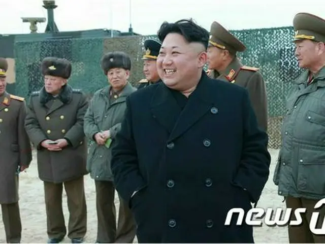 北朝鮮の金正恩（キム・ジョンウン）第1書記が妹の与正（ヨジョン）氏と共に女性放射砲部隊の砲撃訓練を視察した。朝鮮中央通信が30日、伝えた。