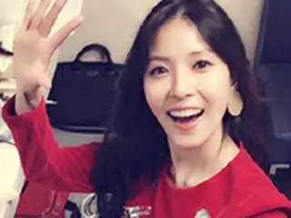 BoA、元気いっぱいキュートに“2015年もファイティング”