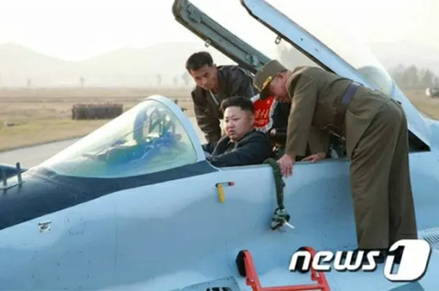 北朝鮮は30日、金正恩第1書記が飛行機を操縦する記録映画を放映した。父親は飛行を嫌い、海外訪問時には主に専用列車で中国を経由していが、息子の金第1書記は専用機を利用し、飛行機マニアとして知られている。