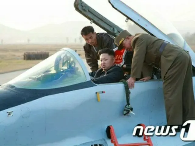 北朝鮮は30日、金正恩第1書記が飛行機を操縦する記録映画を放映した。父親は飛行を嫌い、海外訪問時には主に専用列車で中国を経由していが、息子の金第1書記は専用機を利用し、飛行機マニアとして知られている。