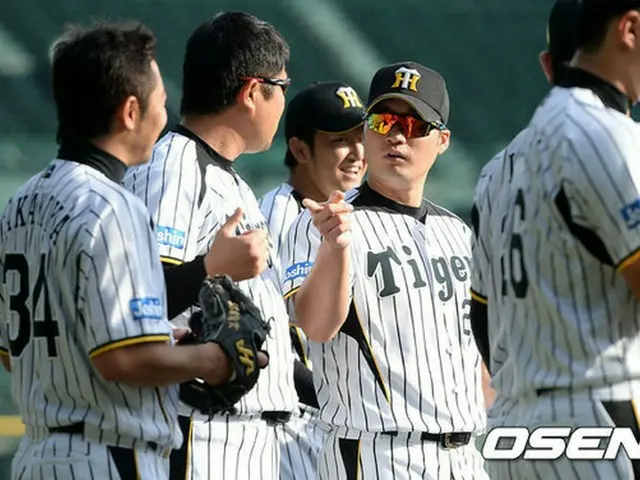 阪神タイガースの守護神・呉昇桓（オ・スンファン、33）が日本プロ野球2度目のシーズンを控えてグアムで自主トレをしている中、阪神の若い投手たちも合流する。（提供:OSEN）