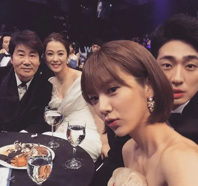 韓国女優兼歌手のソン・ダムビがドラマ「家族なのにどうして」の団体ショットを公開した。（提供:OSEN）