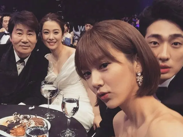 韓国女優兼歌手のソン・ダムビがドラマ「家族なのにどうして」の団体ショットを公開した。（提供:OSEN）