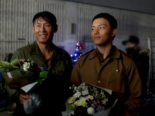 韓国俳優ソル・ギョング（写真左）とヨ・ジングが出演する「西部戦線」（原題）が撮影終了を知らせた。（提供:news1）