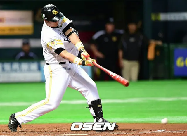日本プロ野球・福岡ソフトバンクホークスの4番バッター、イ・デホ（李大浩）がことし、チームの異色記録達成に挑戦する。