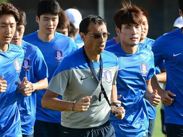昨年、シュティーリケ監督と共に韓国チームへ合流したカルロス・アルモアコーチは、韓国チームの印象について「思ったよりテンポが遅い」とし、体力プログラムを重要視すべきだと語った。