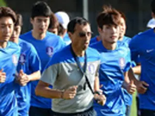 シュティーリケ監督と共にチーム率いる新コーチ、韓国チームは 「思ったよりスローテンポ」