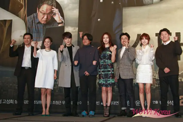 左からユ・オソン、ペ・ジョンオク、「JYJ」ジェジュン、パク・ヒョンソクPD、コ・ソンヒ、チョ・ダルファン、リュ・ヘヨン、キム・ミンジェ