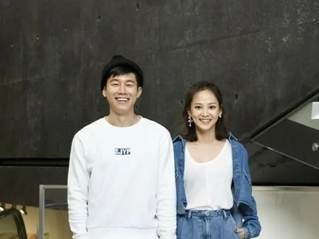 先ごろ、結婚を発表した韓国俳優キム・ムヨル（32）と女優ユン・スンア（31）が演劇デートを楽しんだ。