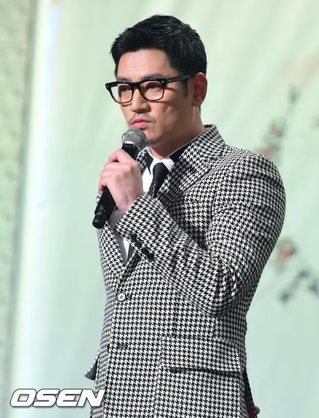 韓国歌手ボビー・キムの“機内大暴れ騒動”の被害者である乗務員が10日午後に入国したが、警察の調査は延期されたことが明らかになった。（提供:OSEN）