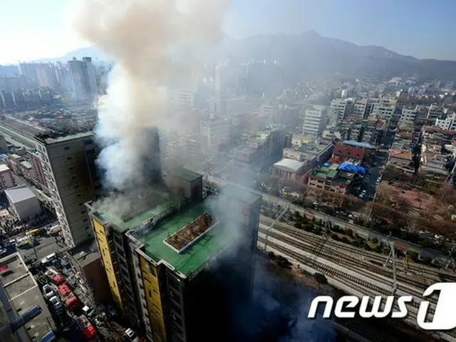 10日午前、ソウル郊外に位置する京畿道（キョンギド）議政府（イジョンブ）市内のマンションで火災が発生し、近隣の建物にまで火が移り、大きな事故になった。（提供:OSEN）
