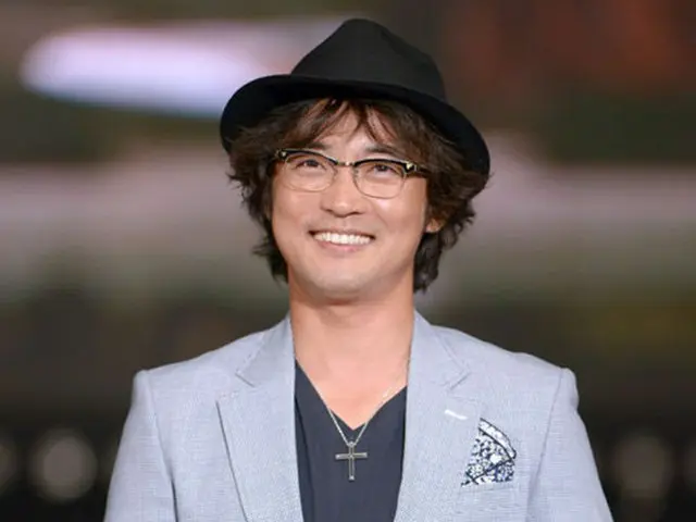元祖韓流とも言われる韓国俳優アン・ジェウク側は、ミュージカル女優チェ・ヒョンジュとの熱愛説に対し「本人に確認中」と述べた。（提供:OSEN）
