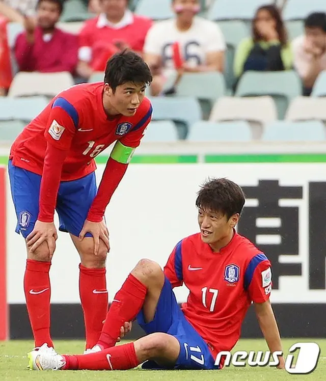 すねを負傷した「シュティーリケ号」の核心MFイ・チョンヨン（26、ボルトン・ワンダラーズFC）が結局、帰国の途につくこととなった。