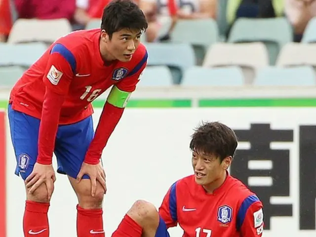 すねを負傷した「シュティーリケ号」の核心MFイ・チョンヨン(26、ボルトン・ワンダラーズFC)が結局、帰国の途につくこととなった。