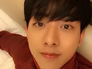 「CNBLUE」イ・ジョンシン、超接近セルカ“ホテルで引きこもり中”
