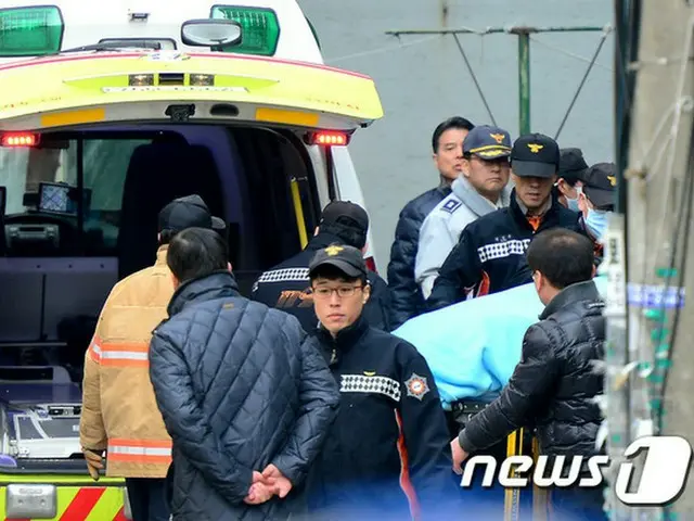 韓国・安山（アンサン）で発生した立てこもり事件で、2人の娘は実父の遺体を隣にし、17時間監禁されていたことがわかった。