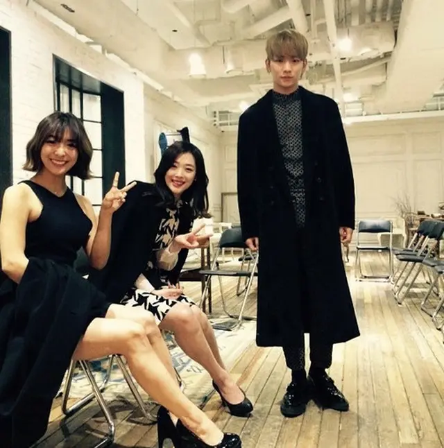 人気グループ「SHINee」のキー（右）と、ガールズグループ「f(x)」のソルリ（中央）とルナ（左）の3人が、まるでユニットでも組んだような仲睦まじい姿を公開した。（提供:OSEN）