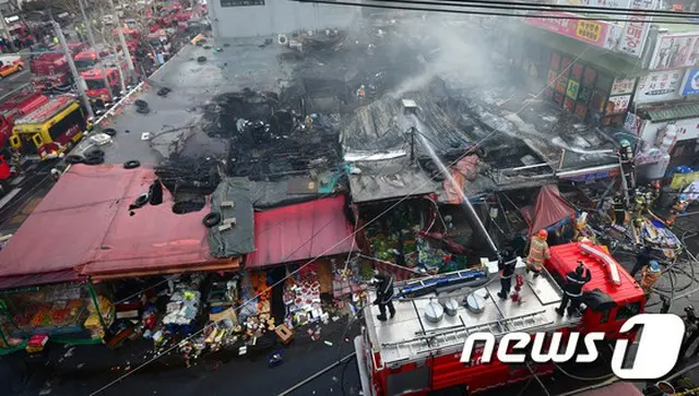 15日午後3時20分ごろ、韓国・ソウル市江南（カンナム）区の道谷（トゴク）市場内1階で火災が発生した。（提供:news1）