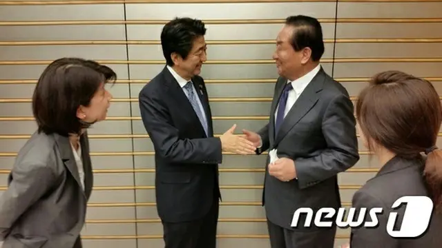 日韓議員連盟会長の徐清源セヌリ党最高委員（右）らは15日、安倍首相との会談で「日韓修好50周年であることしが、両国が新しい出発をするきっかけになるよう望む」と朴大統領の意志を伝えた。（提供:news1)