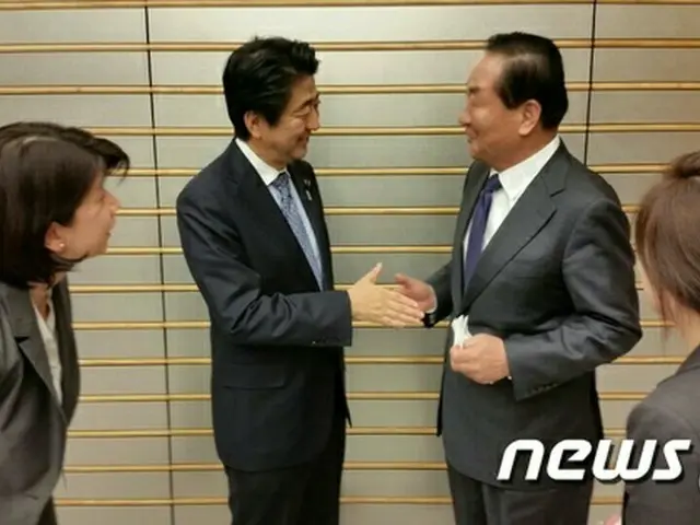 日韓議員連盟会長の徐清源セヌリ党最高委員（右）らは15日、安倍首相との会談で「日韓修好50周年であることしが、両国が新しい出発をするきっかけになるよう望む」と朴大統領の意志を伝えた。（提供:news1)