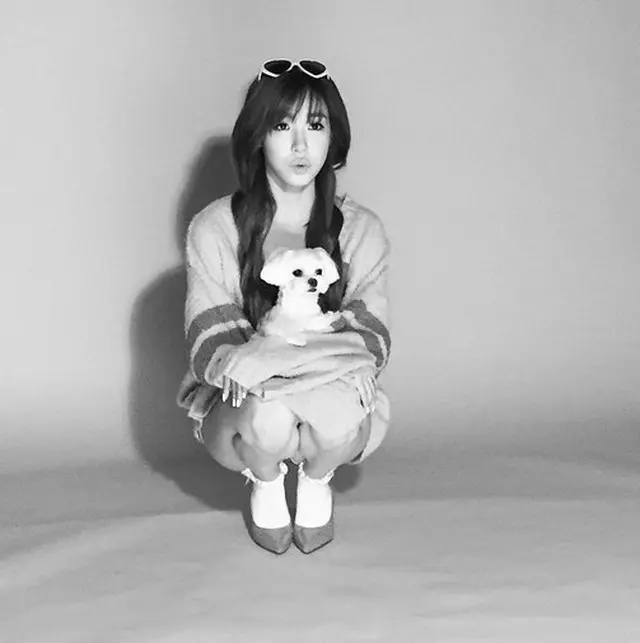 韓国ガールズグループ「少女時代」ティファニーが愛犬プリンスとの2ショット写真を公開し、話題を集めている。（提供:OSEN）