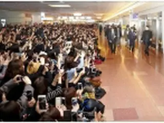 「JYJ」のジェジュン訪日　空港にファン500人
