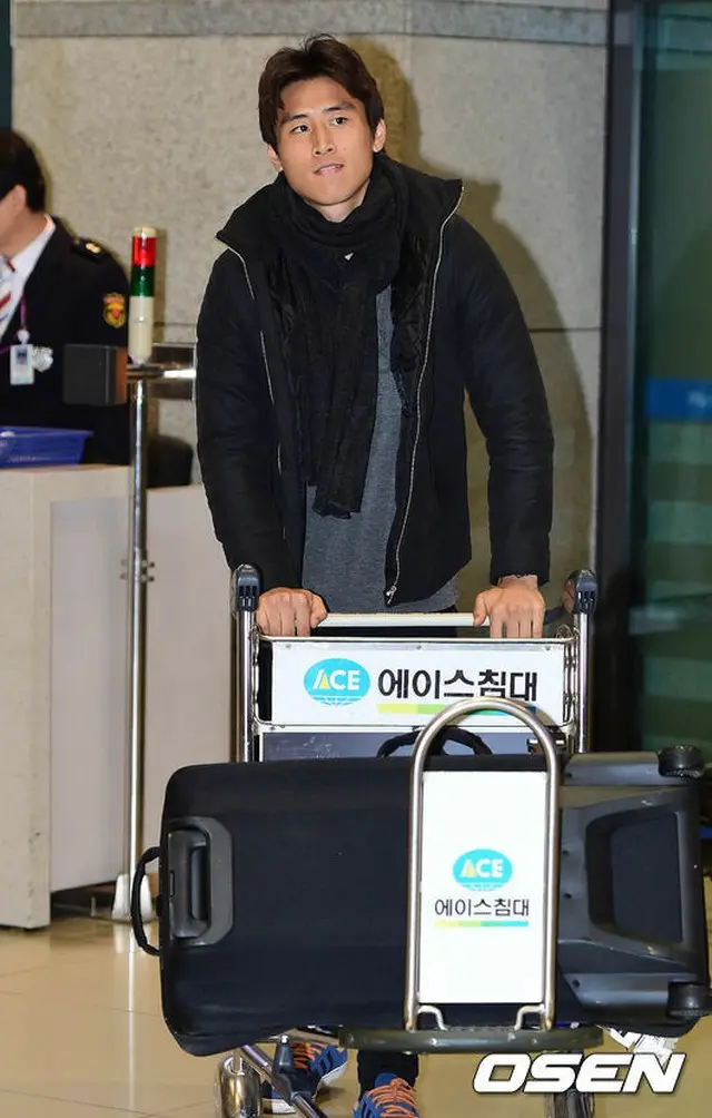 ひじの負傷によりアジアカップから途中離脱し、21日に仁川空港に到着したク・ジャチョルが、韓国代表に大きな声援を送った。（提供:OSEN）