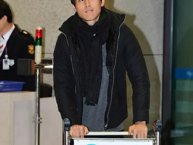 ひじの負傷によりアジアカップから途中離脱し、21日に仁川空港に到着したク・ジャチョルが、韓国代表に大きな声援を送った。（提供:OSEN）