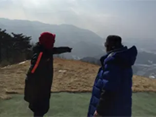 「JYJ」ジュンス、俳優チェ・ミンシクと登山の記念写真“まるで父子”