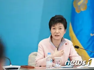 朴大統領、一般人らと映画を鑑賞…離散家族再会シーンに涙