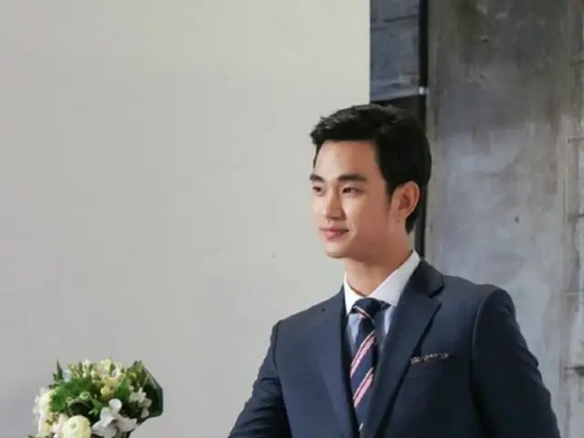 韓国俳優キム・スヒョン（26）がスーツ姿でファンへ近況を伝えた。（提供:OSEN）