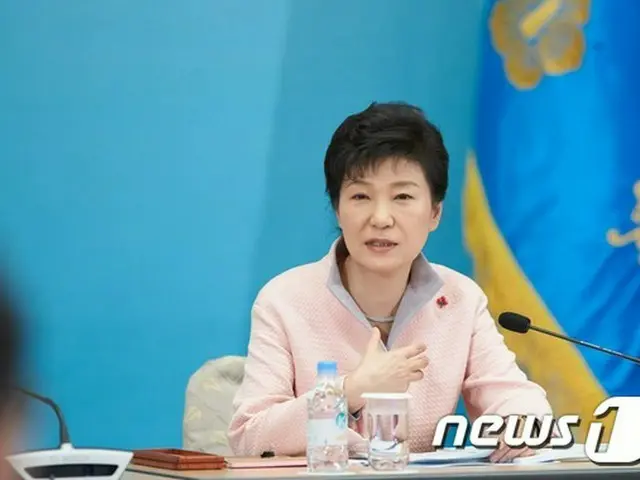 韓国の朴大統領が29日、社会問題となっている保育園での児童虐待事件とその予防対策などについて、保護者や保育士らの意見を聞くため、保育園の現場を訪問した。