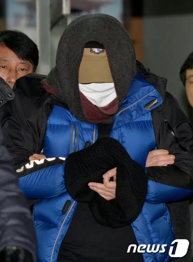 韓国大統領府などを爆破すると予告したカン某容疑者（22）が連行中にイルベ（韓国の巨大ネット掲示板サイト）会員を暗示するマークを手で作り、問題となっている。