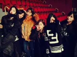 「Apink」、初公演を前に浮足立った面持ちで記念ショット
