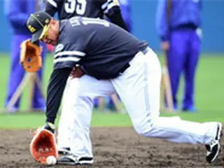 スリムになった李大浩、素早い守備にコーチ「準備うまくやった」