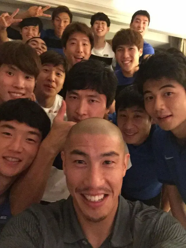 サッカー代表チーム引退を宣言したチャ・ドゥリ（34、FCソウル）が後輩選手たちと共に撮った写真を公開した。（提供:news1）