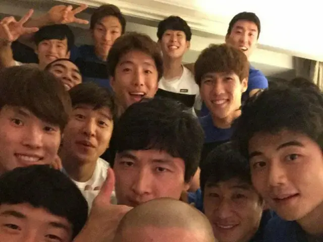 サッカー代表チーム引退を宣言したチャ・ドゥリ（34、FCソウル）が後輩選手たちと共に撮った写真を公開した。（提供:news1）
