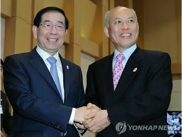 握手を交わす朴市長（左）と舛添知事（ソウル市提供写真）＝（聯合ニュース）